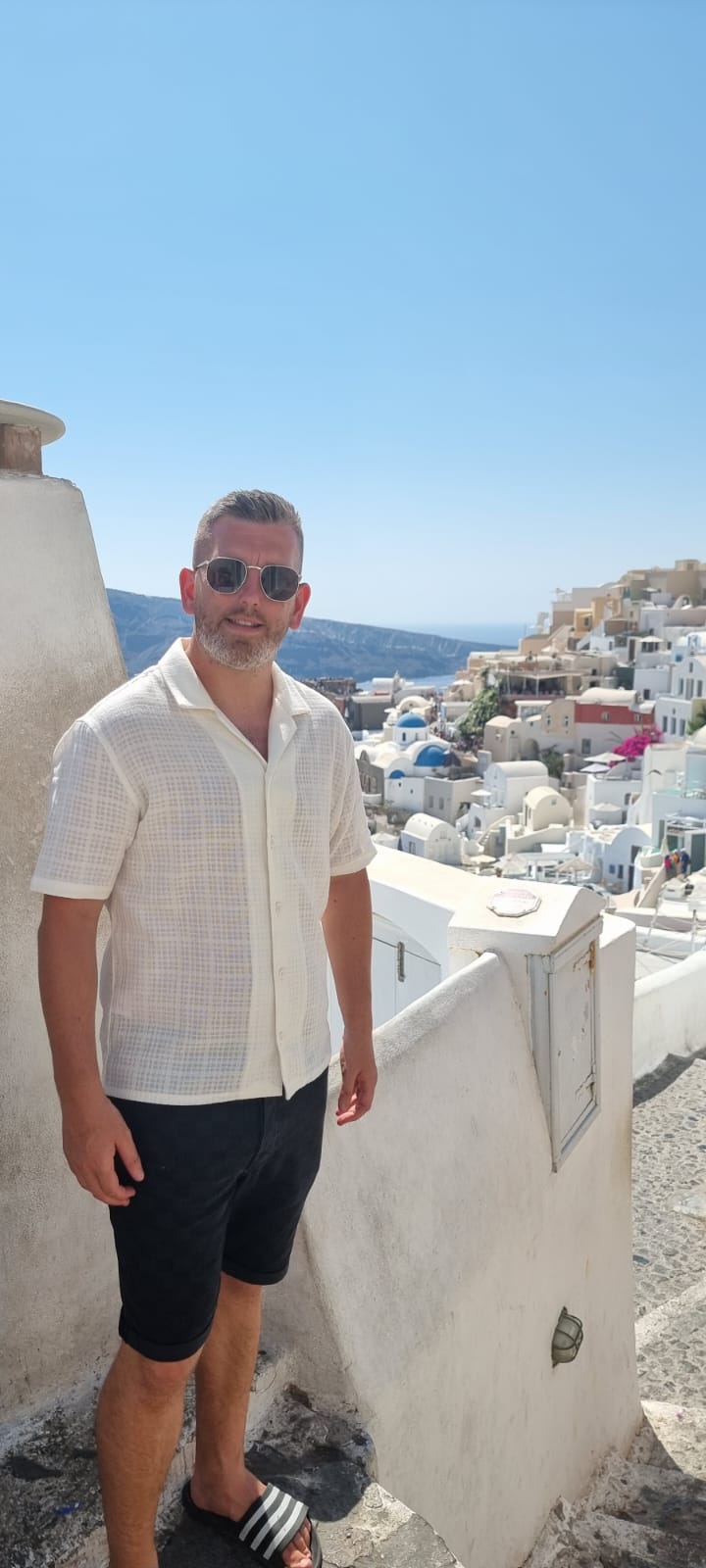 Matt from Spencer’s Worldwide Escapes helping a client plan a holiday